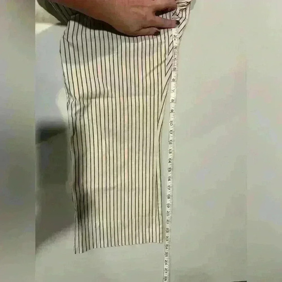 Cabi Ivory and Navy Striped Cropped Pants Size 10 - Picture 5 of 5